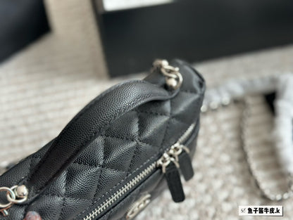 CHANEL New Handbag In Black Size 20x13cm